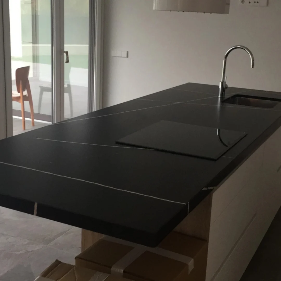 Cocina con Encimera Negra y Vetas Blancas