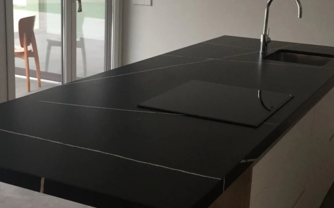 Cocina con Encimera Negra y Vetas Blancas