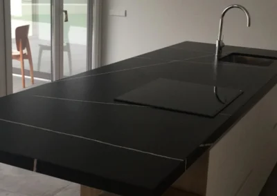 Cocina con Encimera Negra y Vetas Blancas