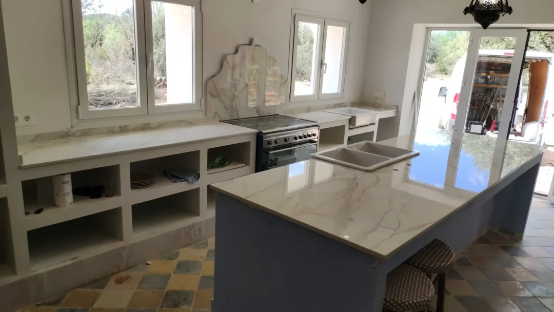 Cocina Rural con Encimeras de Mármol Blanco Veteado