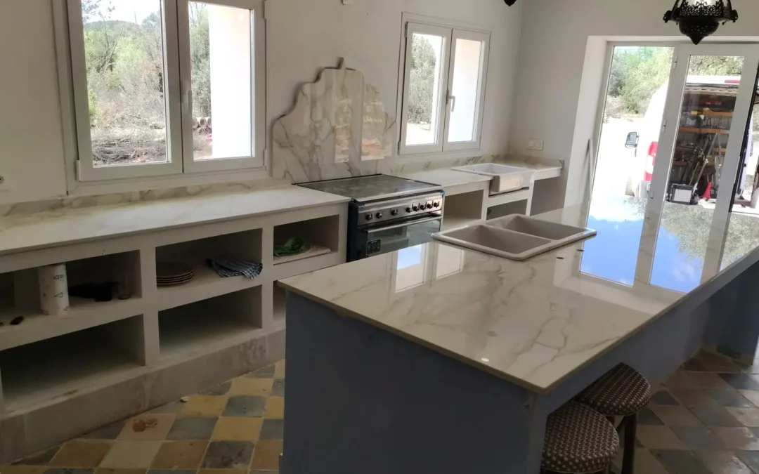 Cocina Rural con Encimeras de Mármol Blanco Veteado