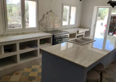 Cocina Rural con Encimeras de Mármol Blanco Veteado