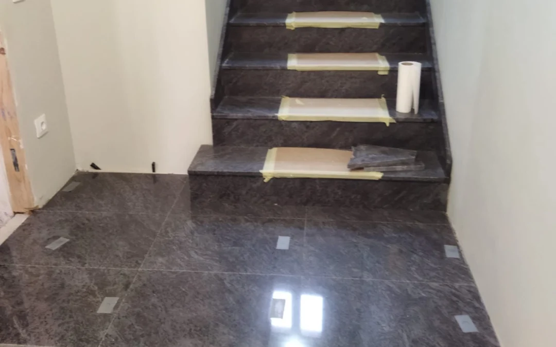 Escalera y Suelo en Granito Pulido Gris Oscuro