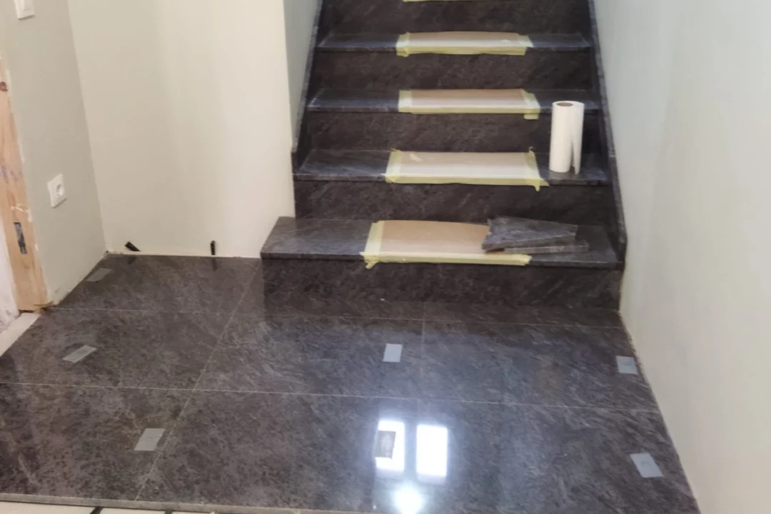 Escalera y Suelo en Granito Pulido Gris Oscuro